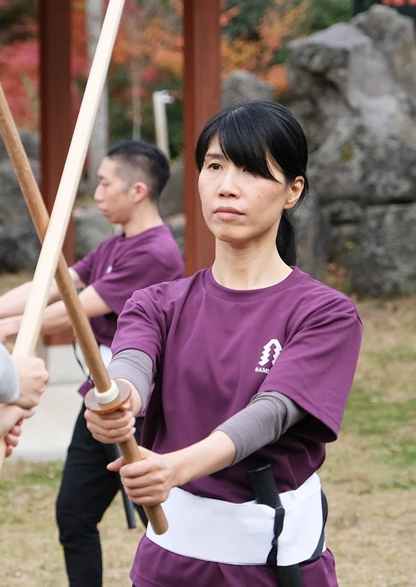 屋外で木刀を構える参加者