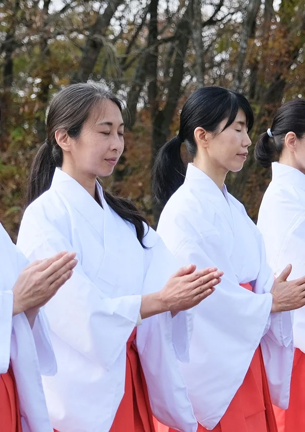白装束で祈りを捧げる参加者たち
