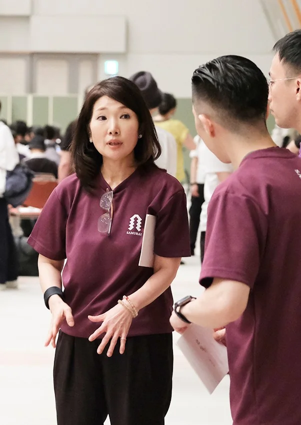 他の参加者と話す女性
